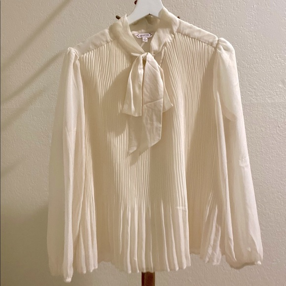 Cream/White Top with Bow - Picture 4 of 5